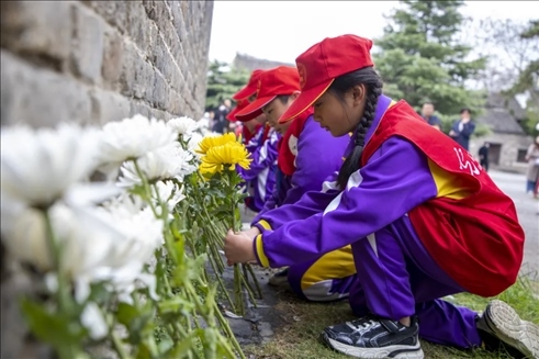 在山東棗莊臺(tái)兒莊古城，當(dāng)?shù)貙W(xué)生參加鮮花祭奠活動(dòng)。（受訪單位供圖）