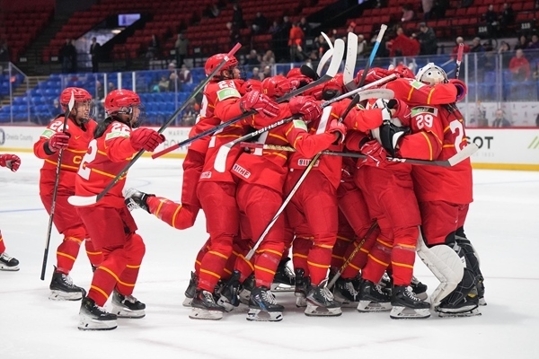 中國(guó)隊(duì)?wèi)c祝比賽勝利。圖片來源：國(guó)際冰聯(lián)