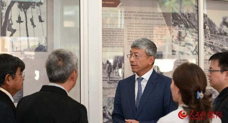 陳海大使了解中國遠(yuǎn)征軍紀(jì)念館情況。人民網(wǎng)記者 謝佳君攝