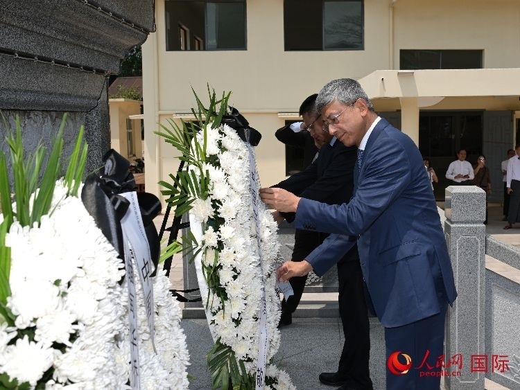 陳海大使向中國遠(yuǎn)征軍紀(jì)念碑敬獻(xiàn)花籃。人民網(wǎng)記者 謝佳君攝