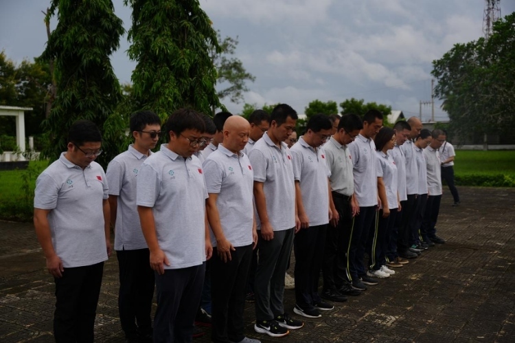 醫(yī)療隊隊員默哀。中國援桑醫(yī)療隊供圖