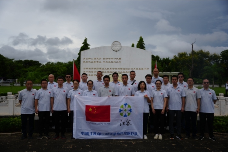 醫(yī)療隊合影。中國援桑醫(yī)療隊供圖