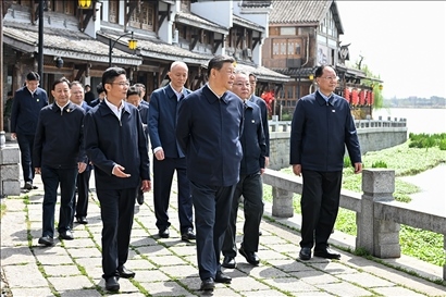 △2024年3月18日至21日，習(xí)近平總書記在湖南考察。這是19日上午，總書記在常德河街考察。