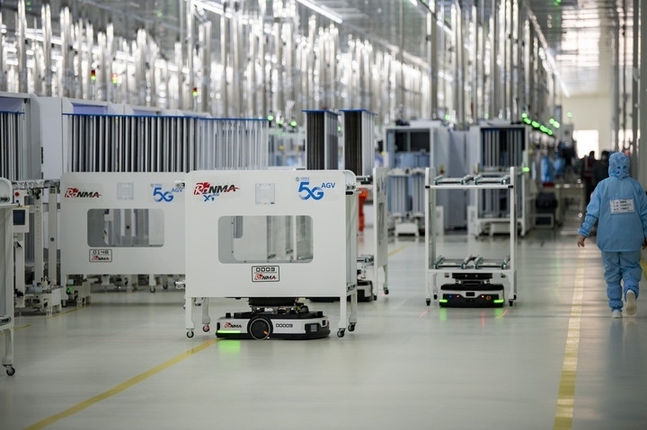 2024年1月10日，在位于浙江省金華市金義新區(qū)的潤馬光能集團(tuán)金華工廠智能化生產(chǎn)車間里，AGV（自動(dòng)導(dǎo)引運(yùn)輸）小車忙碌穿梭在生產(chǎn)單元之間。圖源新華社