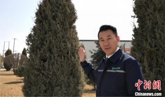 圖為王佐向記者介紹自己的新能源綠電廠區(qū)。白先森 攝