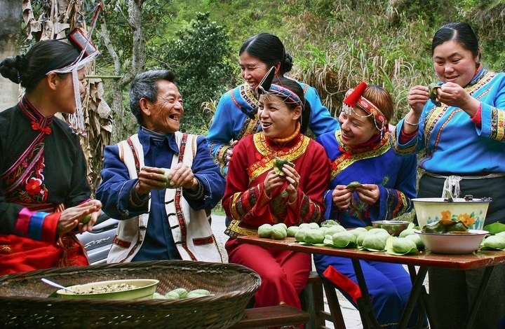 畬族群眾一起做清明果。供圖 共享聯(lián)盟·景寧