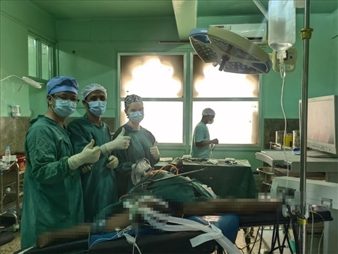 蔣國(guó)慶醫(yī)生（左）和當(dāng)?shù)蒯t(yī)生慶祝手術(shù)成功。中國(guó)援桑醫(yī)療隊(duì)供圖