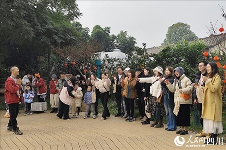 葉科（左一）給前來參與活動的“柑爸柑媽”介紹生態(tài)種植果。人民網(wǎng)記者朱虹攝