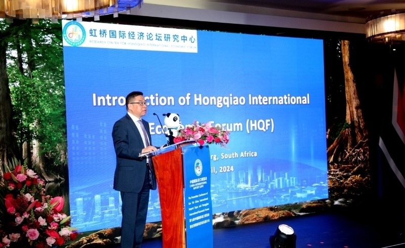 虹橋國(guó)際經(jīng)濟(jì)論壇研究中心副理事長(zhǎng)、商務(wù)部國(guó)際貿(mào)易經(jīng)濟(jì)合作研究院副院長(zhǎng)俞子榮致辭。（圖片來(lái)源：中國(guó)國(guó)際進(jìn)口博覽會(huì)官微）