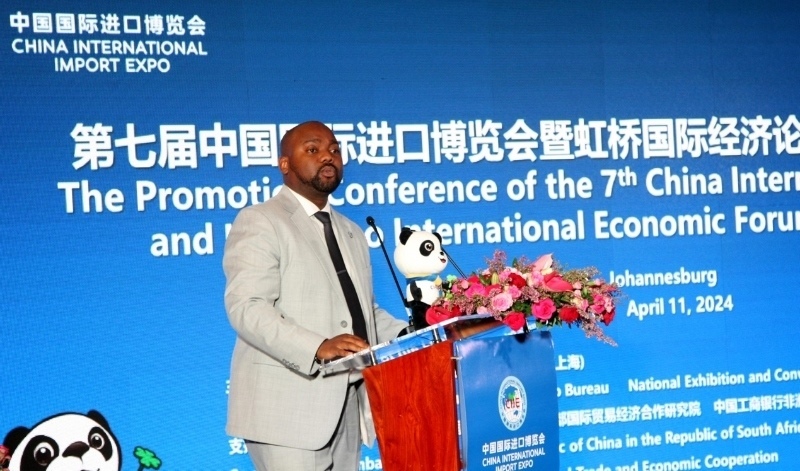 標(biāo)準(zhǔn)銀行集團(tuán)企業(yè)與商業(yè)銀行部國(guó)際貿(mào)易總經(jīng)理武巴致辭。（圖片來(lái)源：中國(guó)國(guó)際進(jìn)口博覽會(huì)官微）