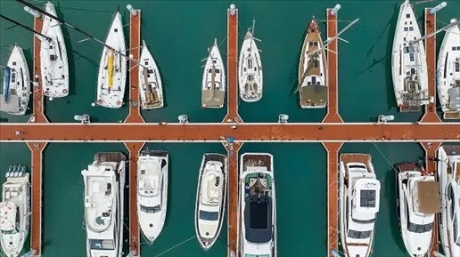 △超250艘船艇亮相第四屆消博會游艇展。