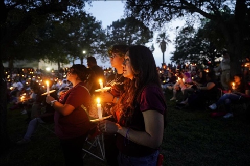 2023年5月24日，在美國得克薩斯州小城尤瓦爾迪，人們參加守夜儀式悼念校園槍擊遇害者。新華社記者吳曉凌攝