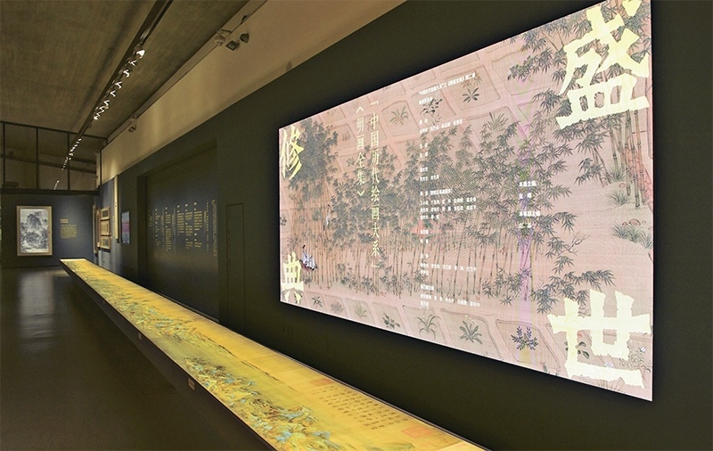 “中國歷代繪畫大系”，是習(xí)近平總書記親自批準、高度重視的一項規(guī)模浩大、縱貫歷史、橫跨中外的國家級重大文化工程。圖為中國國家版本館杭州分館展示的“盛世修典——‘中國歷代繪畫大系’”收錄的數(shù)字化古畫（2023年5月31日攝）。 新華社記者 翁忻旸/攝