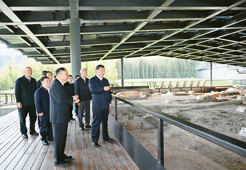 2023年10月10日至13日，中共中央總書記、國家主席、中央軍委主席習(xí)近平在江西考察。這是11日上午，習(xí)近平在景德鎮(zhèn)市陶陽里歷史文化街區(qū)南麓遺址考察。 新華社記者 謝環(huán)馳/攝