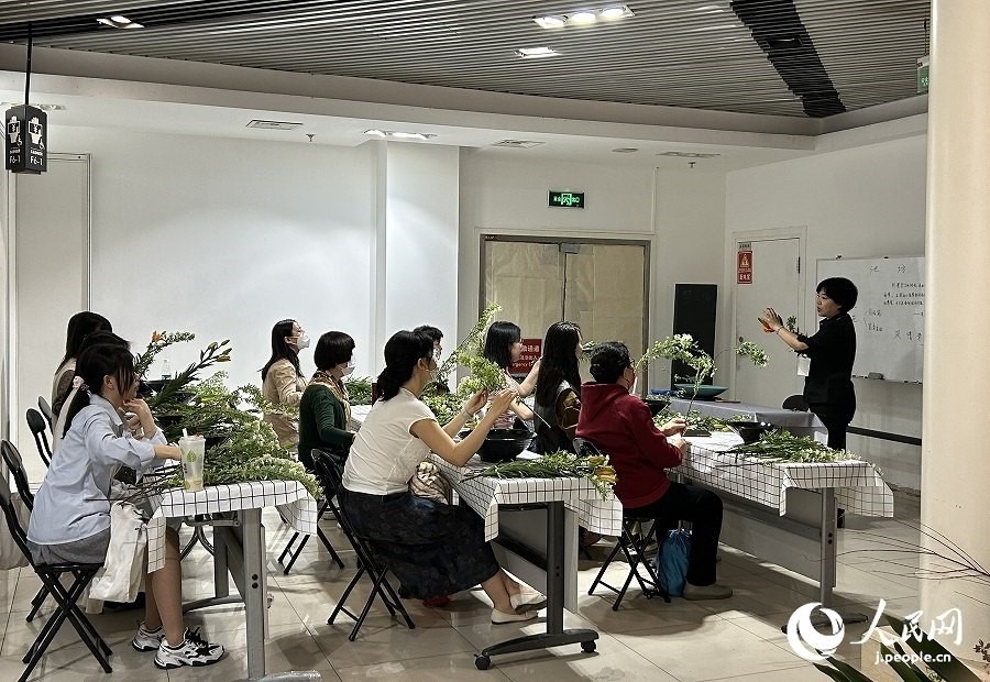 插花體驗課。人民網 玄番登史江攝