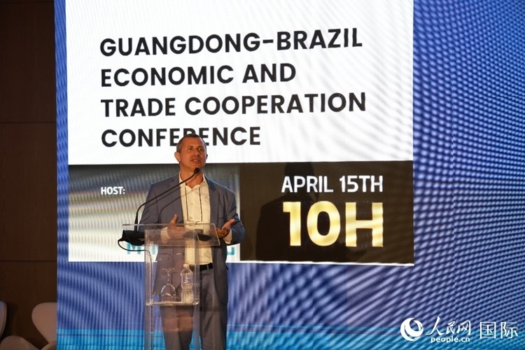 巴西里約州能源和海洋經(jīng)濟(jì)部國(guó)務(wù)秘書費(fèi)利佩·佩肖托在推介會(huì)上致辭。人民網(wǎng)記者 陳海琪攝