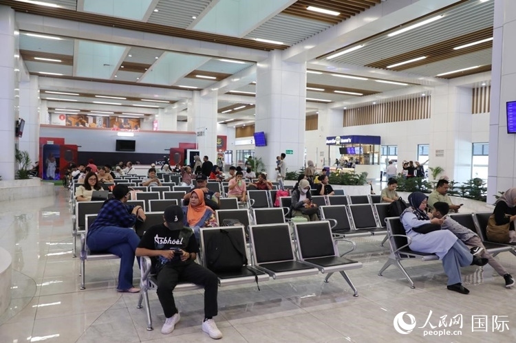 乘客在雅萬高鐵雅加達(dá)哈利姆站候車。人民網(wǎng)記者 曹師韻攝