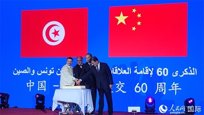 與會嘉賓共同切紀念蛋糕，從左至右分別為突尼斯國家旅游局局長侯賽因、突尼斯駐華大使阿迪勒·阿拉比、外交部副部長鄧勵、中國人民對外友好協(xié)會副會長李希奎。人民網(wǎng)記者 萬宇攝