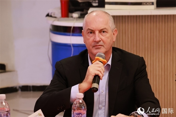 巴西里約大都會(huì)研究所執(zhí)行官西奧·舒克在座談會(huì)上致辭。人民網(wǎng)記者 陳海琪攝