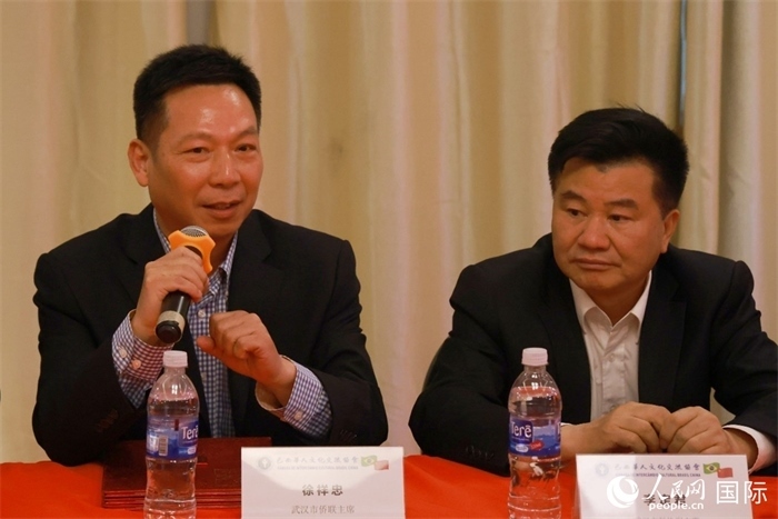 武漢市僑聯(lián)主席徐祥忠（左）在座談會(huì)上致辭。人民網(wǎng)記者 陳海琪攝