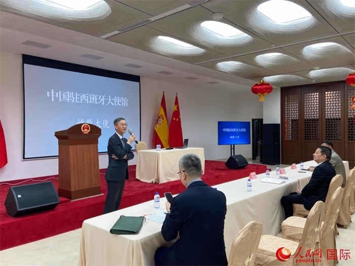 中國(guó)駐西班牙大使姚敬在僑界法治講座上致辭。人民網(wǎng)記者 范劍青攝