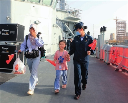海軍軍艦赴蘇丹緊急撤離我在蘇丹人員。圖為海軍官兵帶領(lǐng)同胞登艦（2023年4月26日攝）。丁家興攝