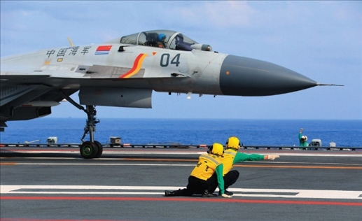 遼寧艦起飛助理作出放飛手勢(shì)，殲-15艦載戰(zhàn)斗機(jī)起飛（2020年4月攝）。張凱攝