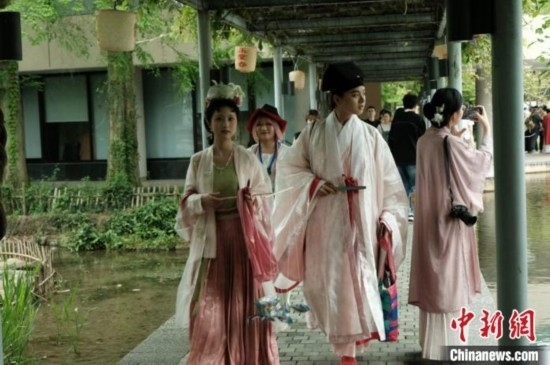 年輕人盛裝過“漢服節(jié)”。毛瑜 攝