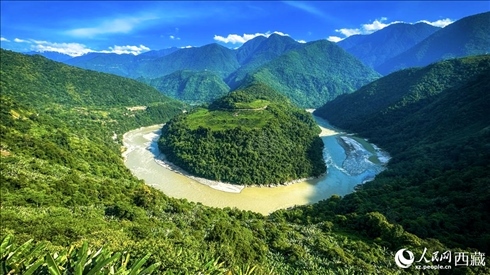 風景秀麗、植被繁茂的西藏林芝市墨脫縣果果塘大拐彎。人民網(wǎng)記者 次仁羅布攝