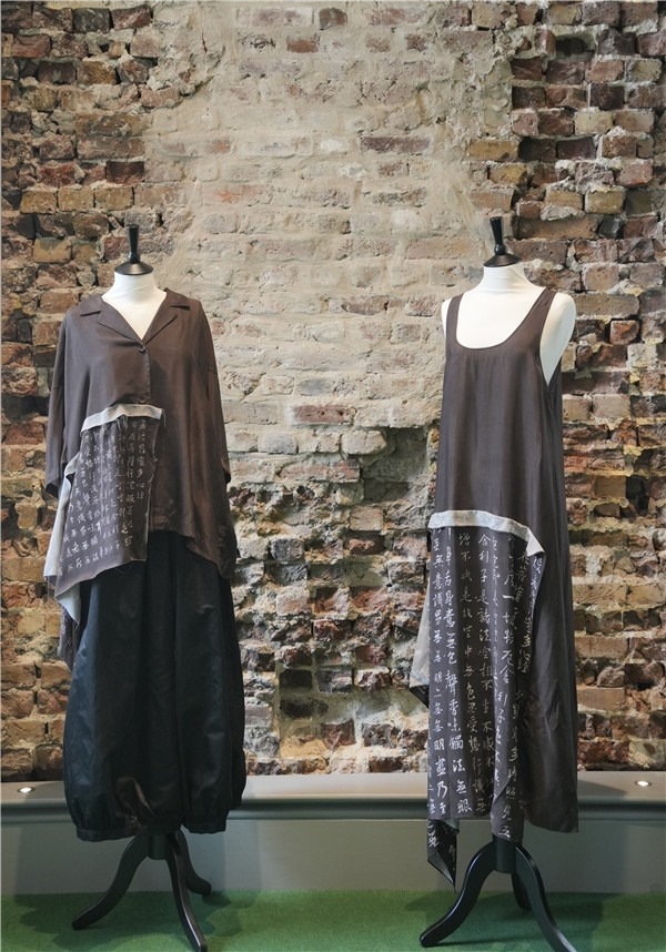 展覽展示的以中國文字為創(chuàng)作靈感的服裝《心經(jīng)》。主辦方供圖
