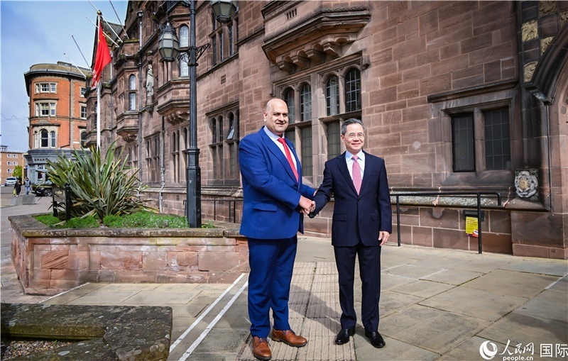 圖為中國(guó)駐英國(guó)大使鄭澤光在考文垂市政廳會(huì)見現(xiàn)場(chǎng)。人民網(wǎng) 郭錦標(biāo)攝