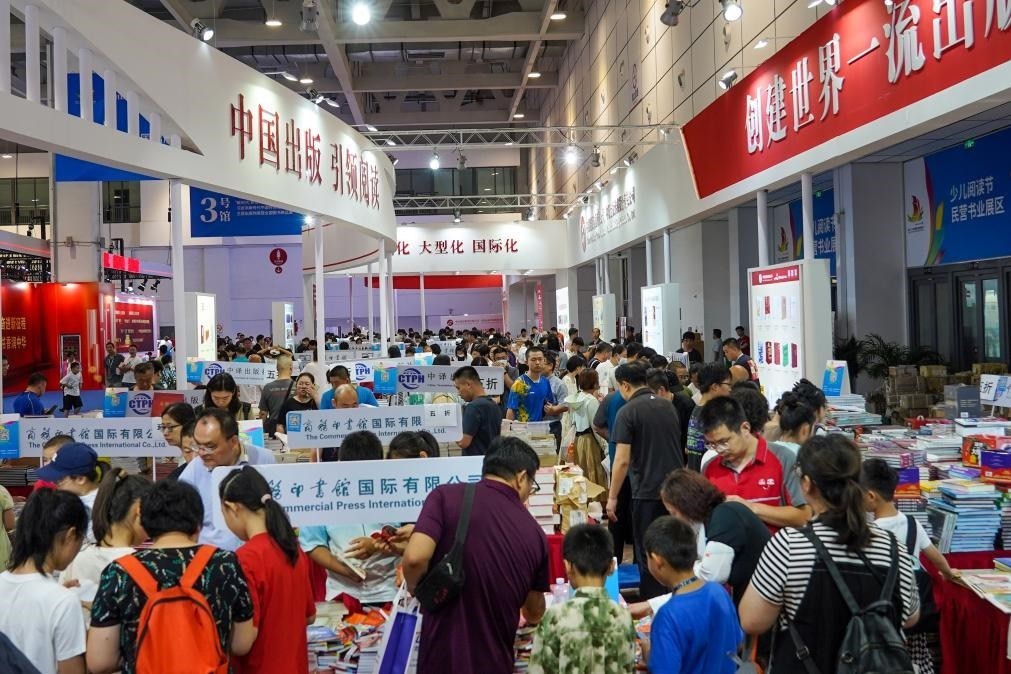 2023年7月31日，在第31屆全國(guó)圖書交易博覽會(huì)上，讀者在閱覽選購(gòu)新書。新華社記者 朱崢 攝