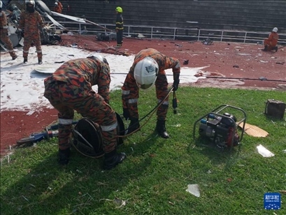 4月23日，救援人員在馬來西亞霹靂州的直升機墜毀現(xiàn)場救援。新華社發(fā)（馬來西亞消防拯救局供圖）