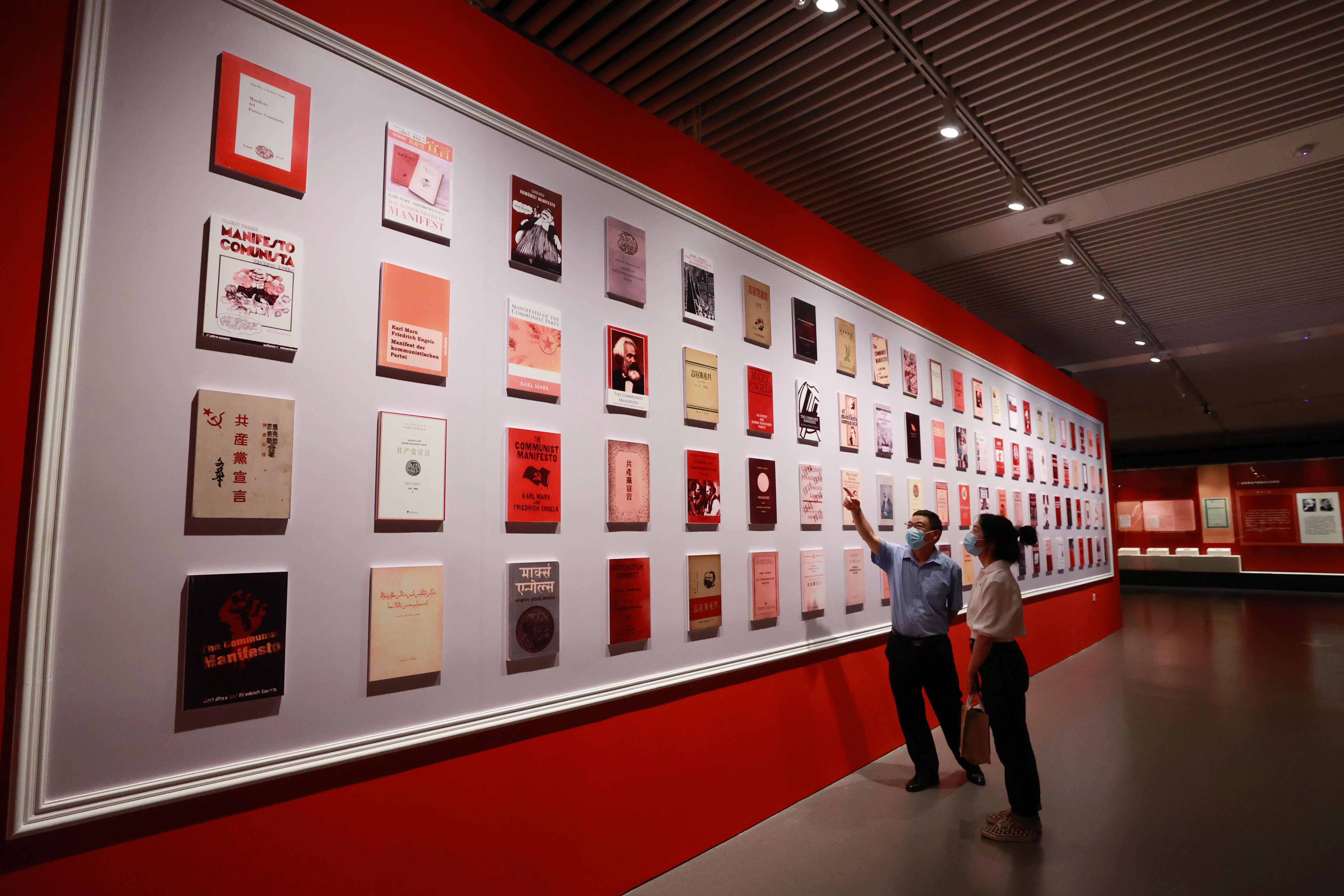 △2021年8月5日，觀眾在國家圖書館觀看不同版本的《共產(chǎn)黨宣言》。