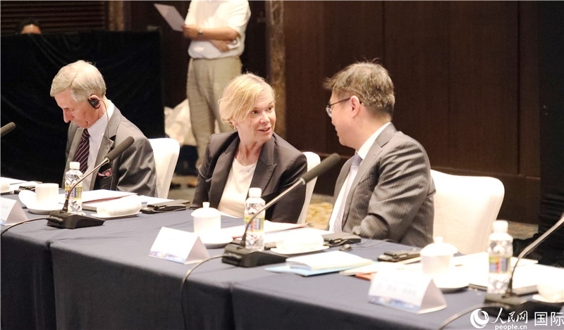 宣介會上，中外官員親切交談。人民網(wǎng)記者趙益普攝