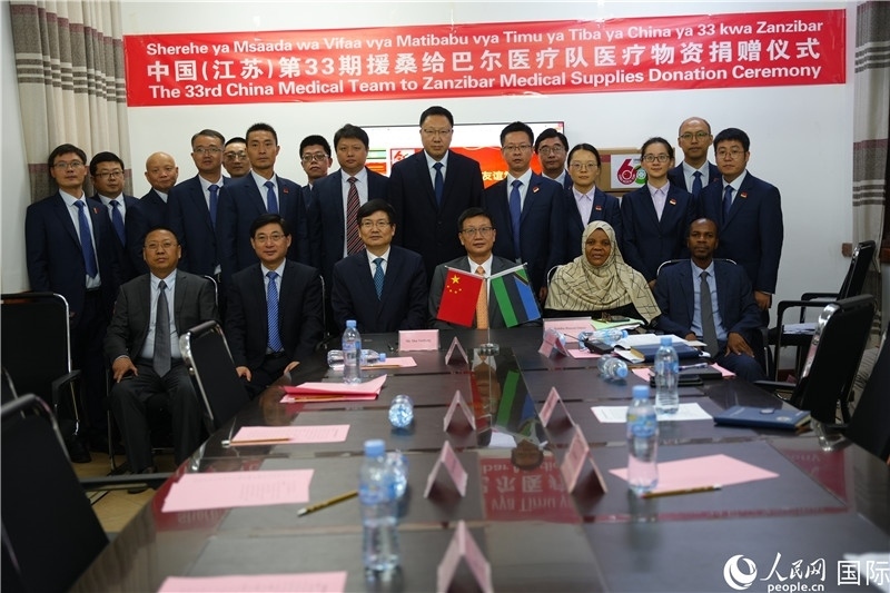 中非雙方代表及醫(yī)療隊在捐贈現(xiàn)場合影。中國援桑醫(yī)療隊供圖