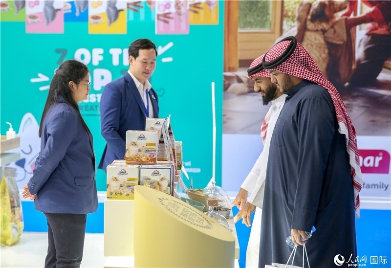 圖為當(dāng)?shù)乜蜕淘谥袊髽I(yè)展位前參觀，塔里克·易卜拉欣攝 (2)