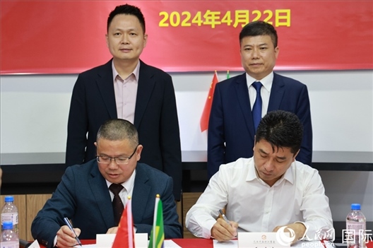 巴西中國浙江商會會長鄭俠茂（右前）與蘭溪市招商服務中心黨組副書記胡鑫亮（左前）簽署合作備忘錄。人民網(wǎng)記者 陳海琪攝