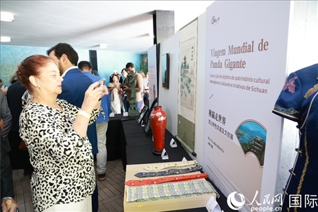 巴西民眾在活動現(xiàn)場在四川非遺前駐足觀看。人民網(wǎng)記者 陳海琪攝