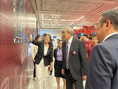 工作人員為泰國(guó)前副總理、泰中文化促進(jìn)委員會(huì)主席披尼講解展覽內(nèi)容。中國(guó)駐泰國(guó)大使館供圖