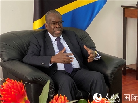 坦桑尼亞駐華大使哈米斯·奧馬爾正接受采訪。人民網(wǎng) 宋歌攝