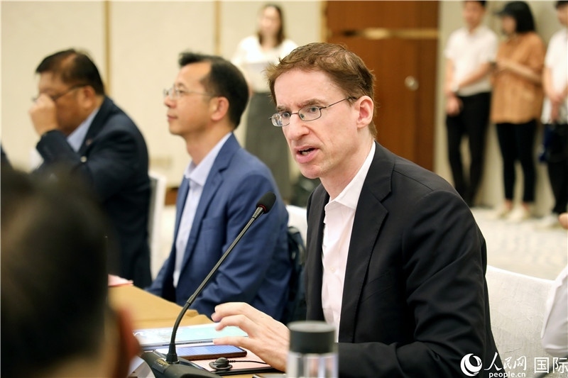 德國(guó)駐廣州總領(lǐng)事魯彥在產(chǎn)業(yè)對(duì)接會(huì)上發(fā)言。人民網(wǎng)記者趙益普攝