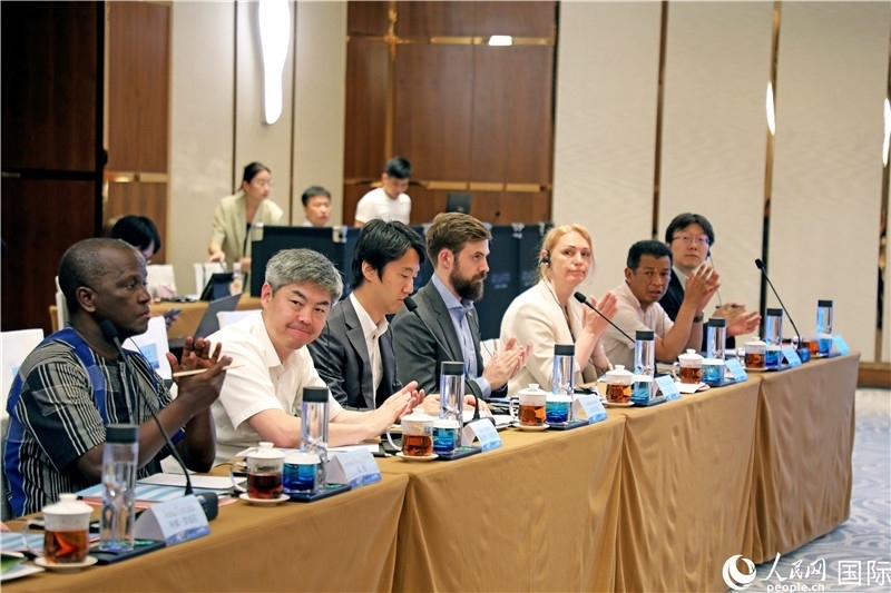 參加產(chǎn)業(yè)對(duì)接會(huì)的各國(guó)駐華使節(jié)。人民網(wǎng)記者趙益普攝