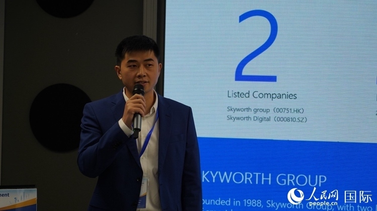 創(chuàng)維南非綠能公司總經(jīng)理倪亮介紹創(chuàng)維的破圈之路。人民網(wǎng) 劉暢攝