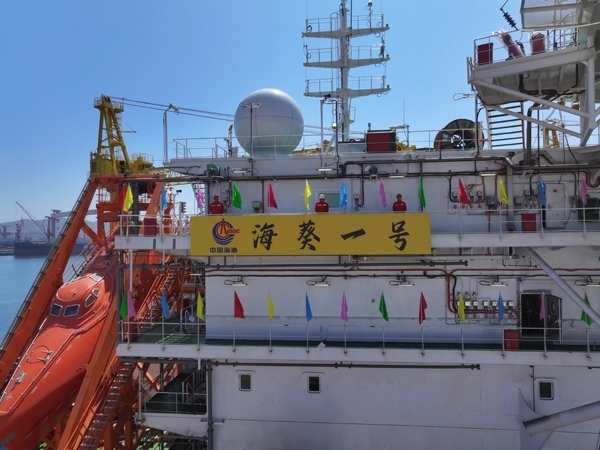 亞洲首艘圓筒型FPSO“?？惶?hào)”建造完工。韓慶攝