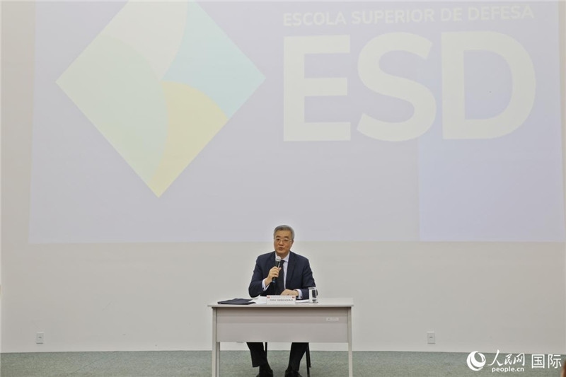 當(dāng)?shù)貢r(shí)間4月23日，中國(guó)駐巴西大使祝青橋應(yīng)邀在巴西高等防務(wù)學(xué)院作專題講座，全面介紹中國(guó)外交和國(guó)防政策、經(jīng)濟(jì)形勢(shì)及中巴關(guān)系前景。 人民網(wǎng)記者 陳一鳴攝