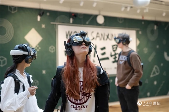 體驗三星堆VR文化。中國駐瑞典大使館供圖