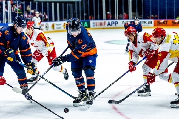 雙方球員爭搶。圖片來源：國際冰聯(lián)