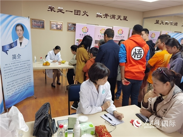 中醫(yī)專家為當(dāng)?shù)厝A僑華人提供中醫(yī)咨詢和診療服務(wù)。 （本報(bào)記者 楊謳 攝）