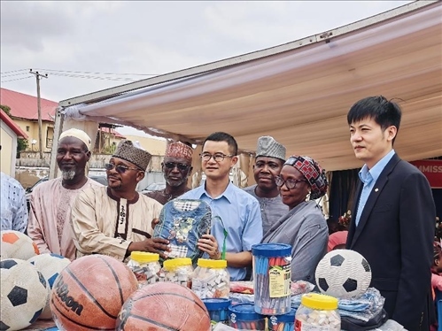 中尼友誼示范校物資捐贈。駐尼日利亞使館供圖